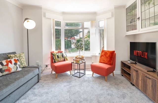 Cosy Stunning 3-BR Manor, Sleeps 8,Summer Discount