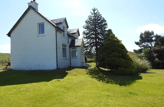 Cosy Traditional Croft House, close to white sandy beaches.