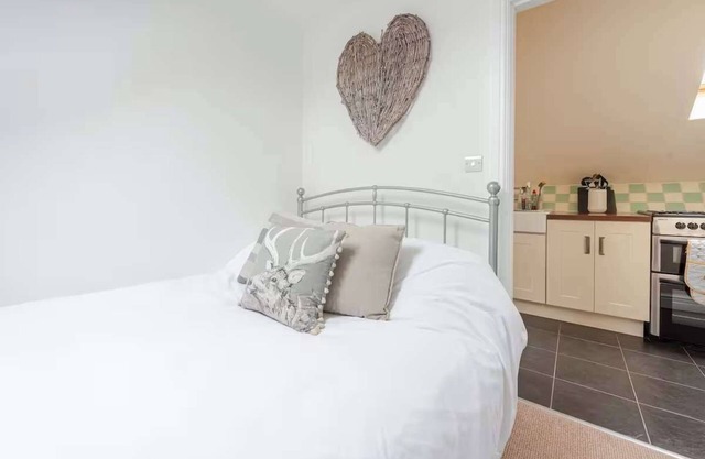 Cosy Village Apartment in Nottingham with parking