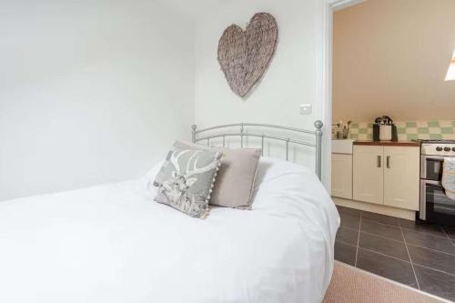 Cosy Village Apartment in Nottingham with parking