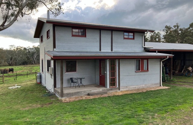 Cosy yet spacious farm stay with views of the surrounding rolling hills