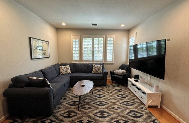 Cotati Station condo with Garage and A/C