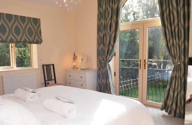 Cotswolds Valleys Accommodation - Stony House - Exclusive use spacious four bedroom holiday home