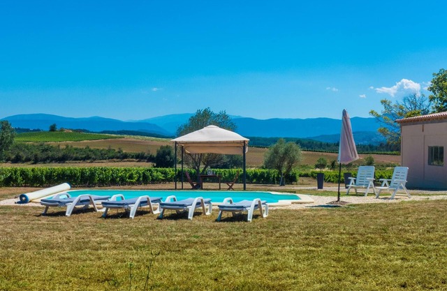 Cottage classified 3 * in vineyard with magnificent views and private pool