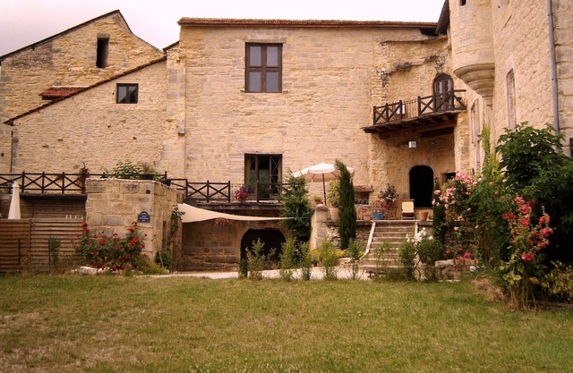 Cottage 200m2 for 8/12 people in castle of st chamarand