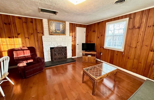 Cottage 4- Lee’s Ford Marina