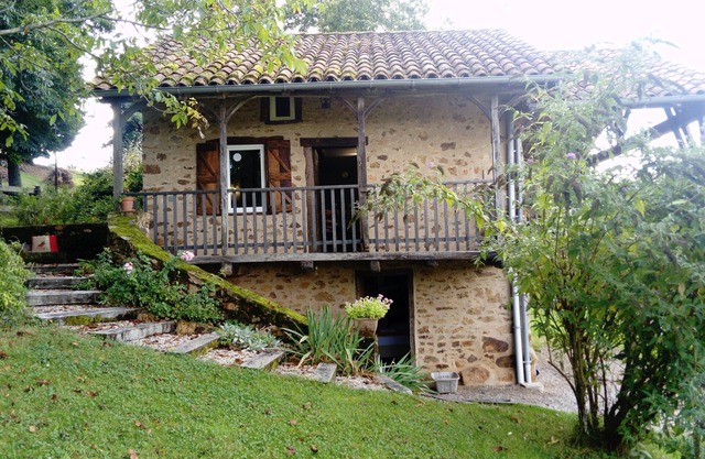 Cottage 4 to 5 people in restored stone house and in a quiet location