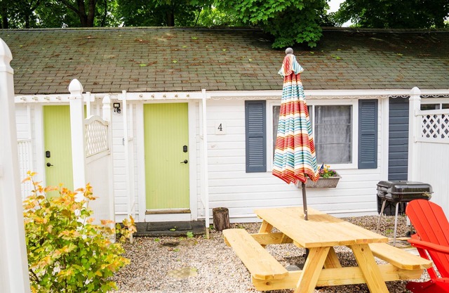 Cottage 4 - Year Round Pet Friendly 1 Bed w/Loft/1 Bath & Courtyard
