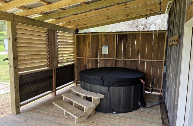 Cottage by the Creek-One hour West of Nashville