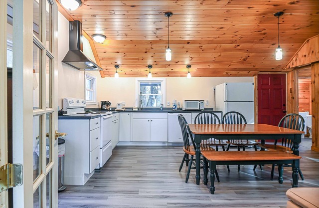 Cottage by the Pond – The Perfect Cozy Escape! Great for Couples and Families