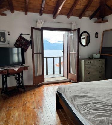 Cottage by the Sea in Vathy Methana