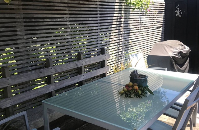 Cottage Charming, Private and Family Friendly 50m to beach!