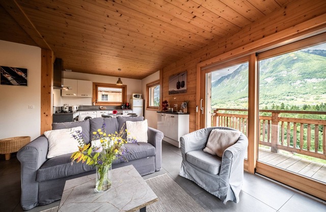 Cottage 'Côté Giffre' with Lake View, Private Terrace and Wi-Fi