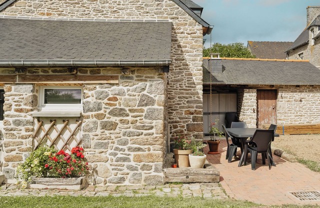 Cottage 'Dépendance Au Charme Local' with Private Terrace, Shared Garden and Wi-Fi