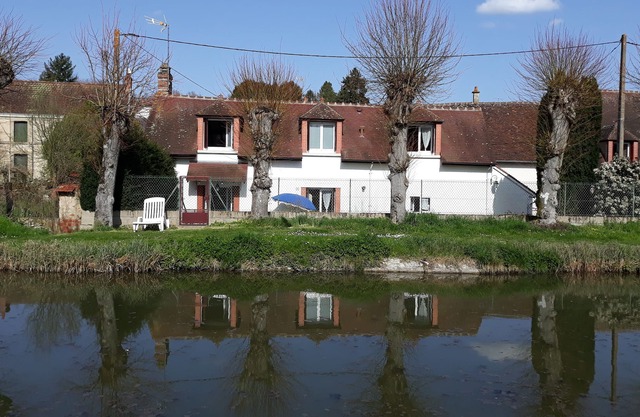 Cottage detached house by the canal