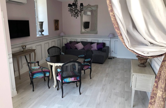 Cottage du Chateau with swimming pool in the heart of Azay Rideau castles