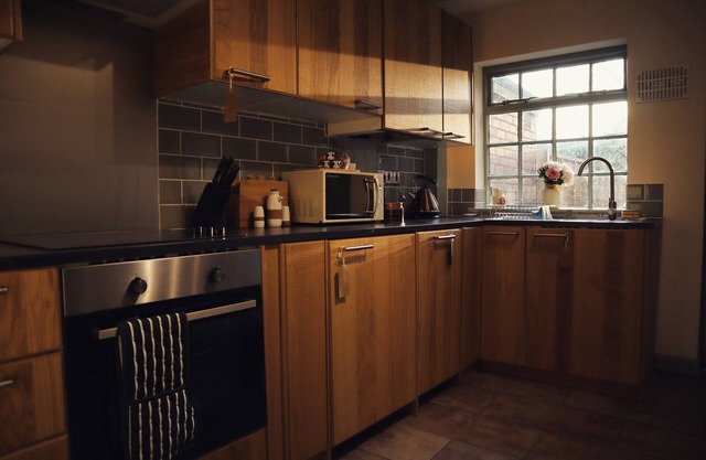 Cottage Family Private Bathroom with a Street View