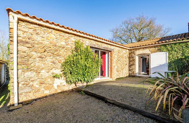 Cottage 'La Clé Des Champs' with Private Terrace, Private Garden and Wi-Fi