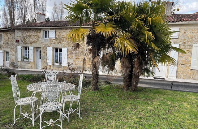 Cottage 'Gîte La Baragane' with Shared Terrace, Shared Garden and Wi-Fi