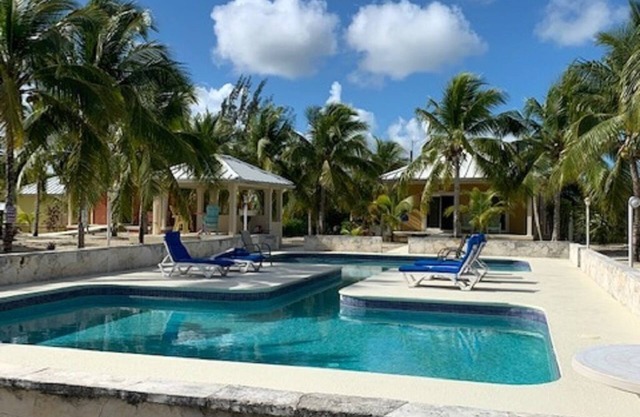 Cottage in an Oasis of Palm Tree's with a Pool - 5mn from Beach!