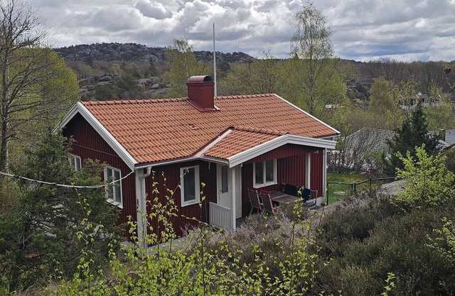 Cottage in beautiful rocky surroundings on Mjörn, only 300m from the sea | SE09115