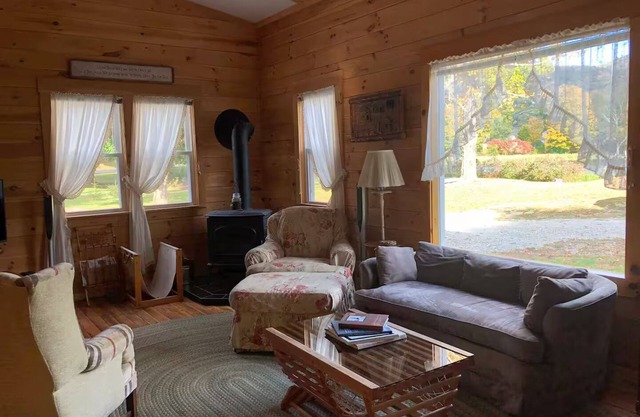 Cottage in East Dorset on Deming Pond, AC, WiFi Washer Dryer