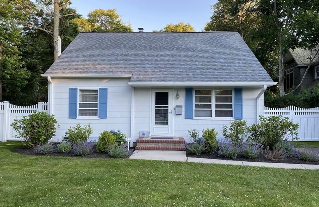 Cottage in Southampton Village; Relax in your own private park!