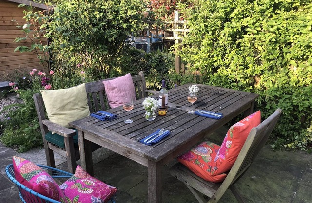Cottage in the City. Quiet spot, 5 minute walk from beautiful Bath