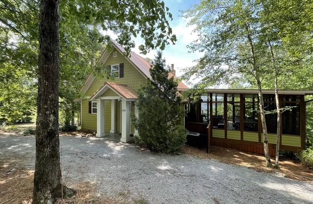 Cottage in the Cove - Privacy/View/Screened Porch/Outdoor Cooking/Dock