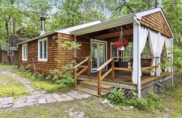Cottage in the woods, steps from bay