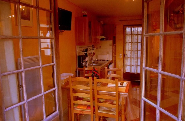 Cottage in Vaires-sur-Marne near Forest & Lake