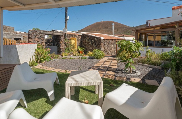 Cottage 'La Higuera Blanca' with Private Garden, Wi-Fi and Air Conditioning