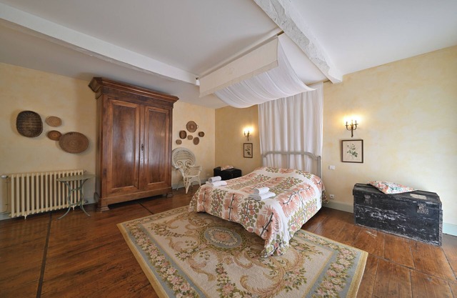 Cottage 'Le Clos St-Paul Comminges - 13 Pers' with Mountain View, Shared Pool and Wi-Fi