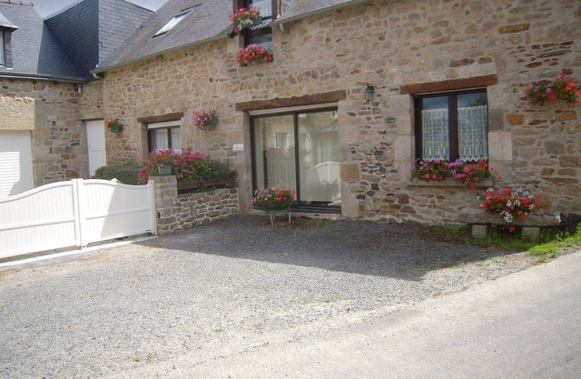 cottage located in a hamlet, at the gates of Dinan: medieval town, 12 km from the sea