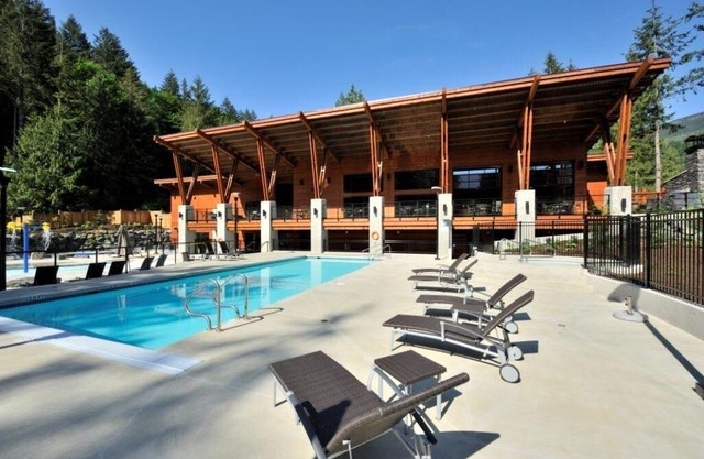 Cottage oasis w/resort amenities & close to the lake!