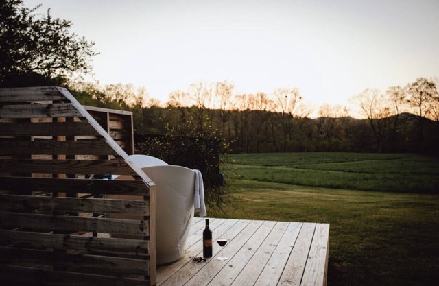Cottage on 70 Acre Winery, Dog Friendly, Outdoor Soaking Tub for 2