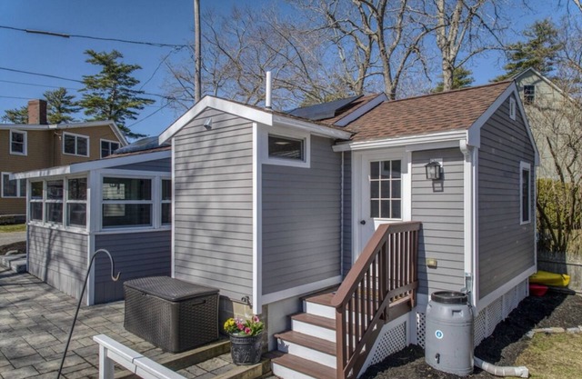 Cottage on Lake Attitash with AC, WiFi, parking