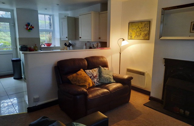 Cottage On The Banks Of The River Colwyn With Private Split Level Patio Area