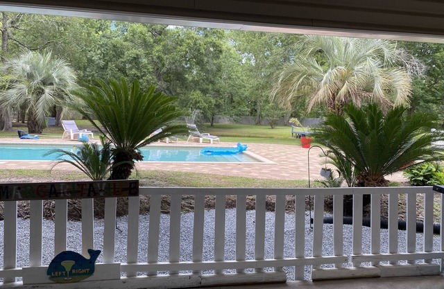 Cottage overlooking Pool in Murrells Inlet
