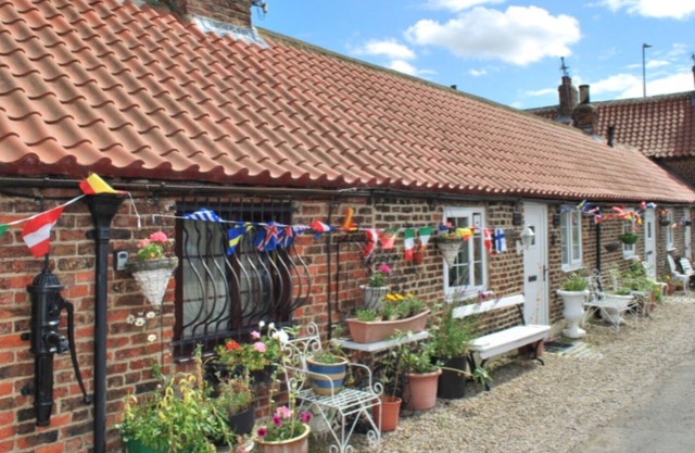 COTTAGE SLEEPING 11 GUESTS QUIRKY !! NEXT TO FOX COVERT PUB YARM