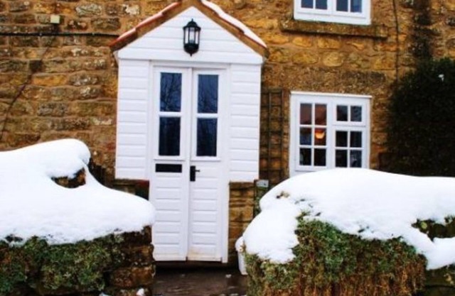 Cottage Sleeps3-fireplace-balcony-garden-mountain