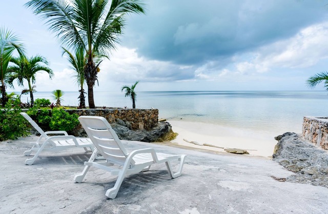 Cottage steps from Private Beach! Lovely Ocean Views