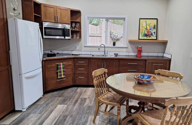 Cottage/Studio in Cobble Hill Village - hiking, wineries and more