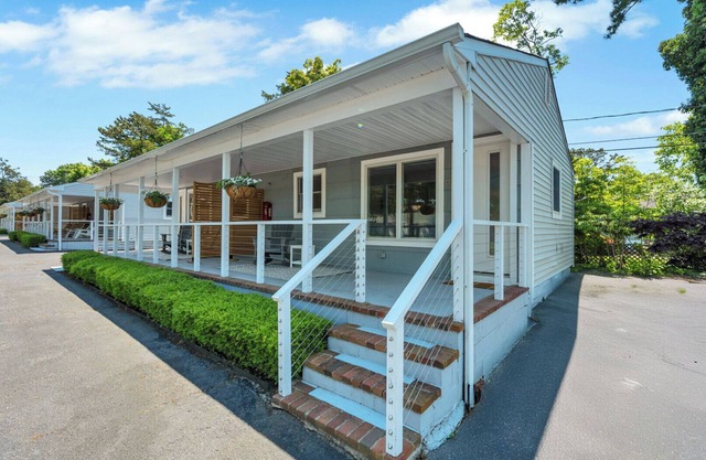 Cottage Suite in Boutique Hotel, Heart of Hampton Bays, Waterfront.
