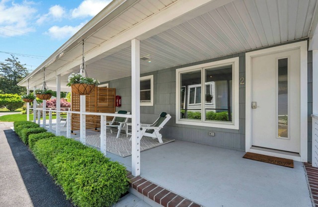 Cottage Suite in Boutique Hotel, Heart of Hampton Bays, Waterfront.