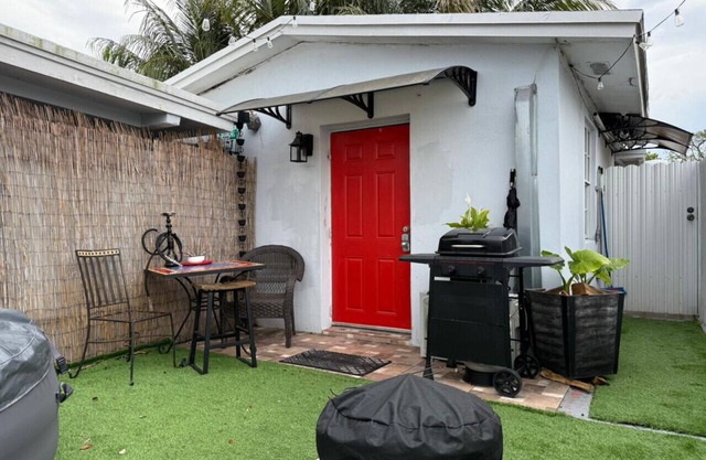Cottage w/Private Firepit, Entrance, Pking & BBQ