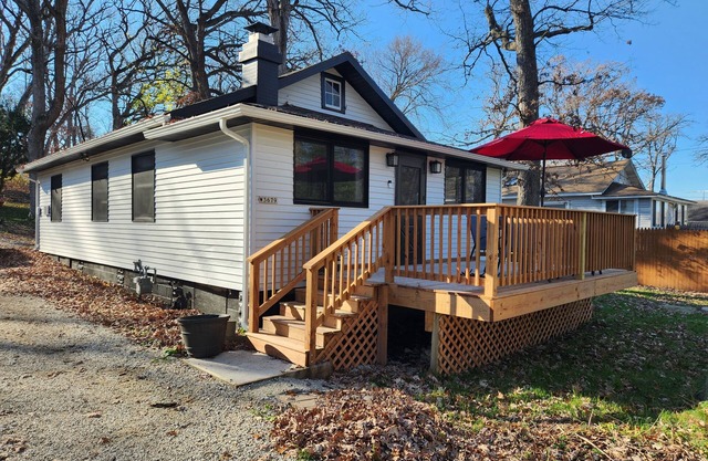Cottage walking distance to Lake Geneva!