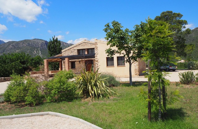 Cottage with fenced garden and tennis court, basketball. ideal for families.