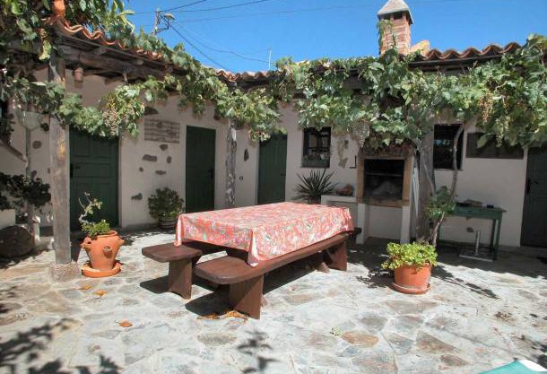 Cottage with 3 Bedrooms, 2 Bathrooms, Heated solar Pool, Sauna, Jacuzzi, Garden