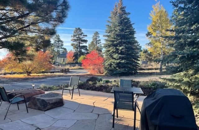 Cottage with a stone fire pit and pet friendly!